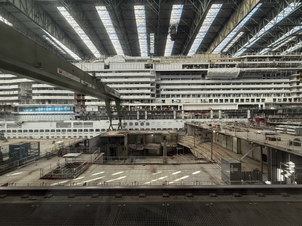 Kreuzfahrtschiff im Bau in einer Werfthalle