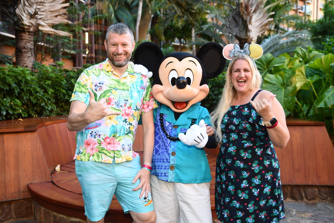 Ein Paar mit Mickey Mouse in tropischer Umgebung