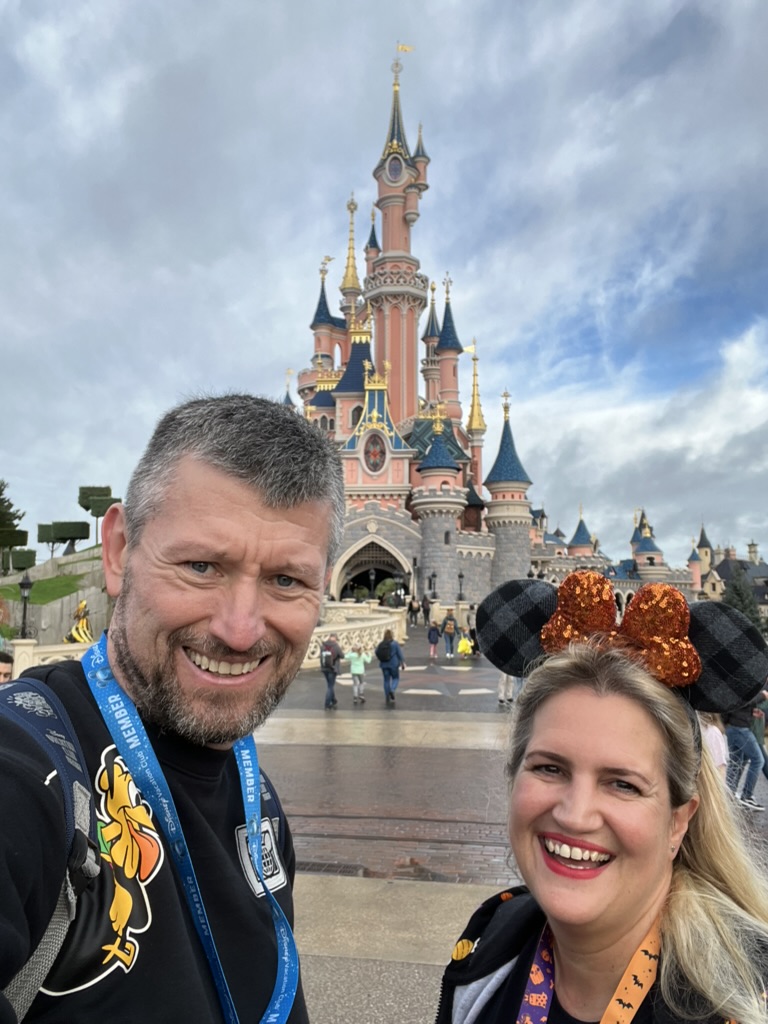 Mausgecheckt vor dem Dornröschenschloss im Disneyland Paris