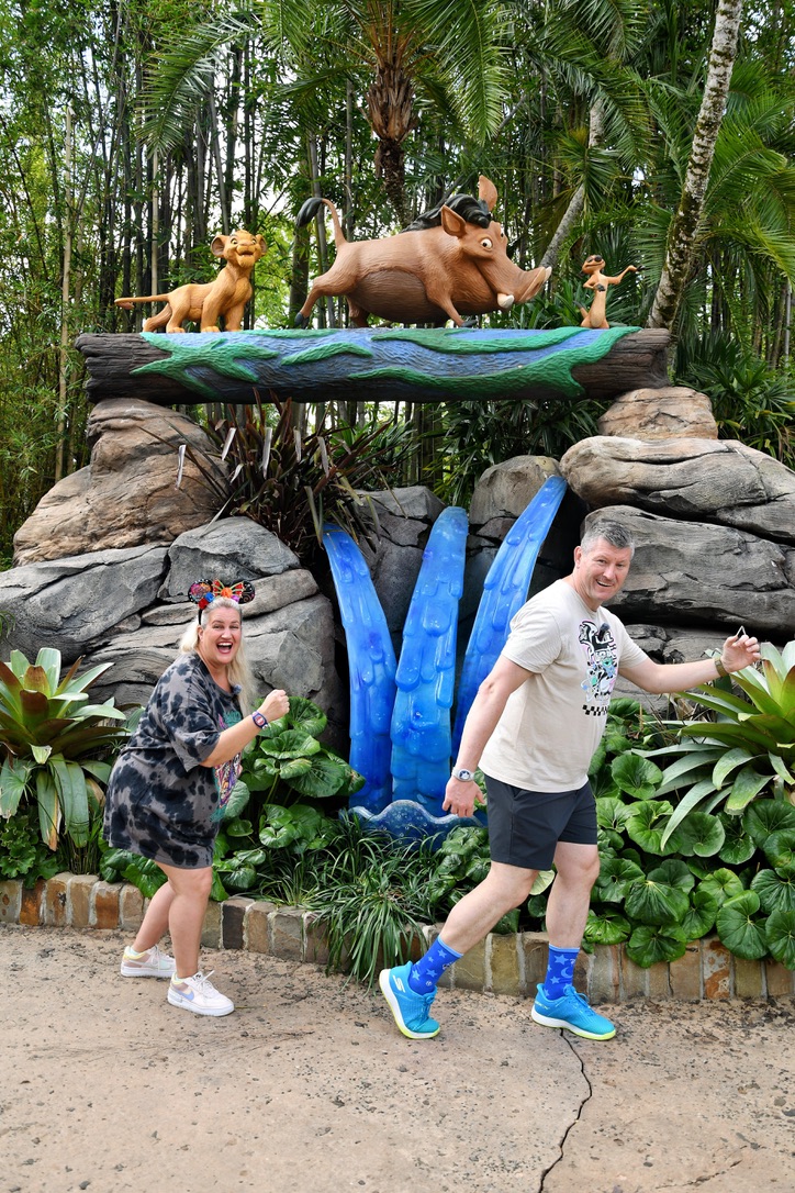 Mausgecheckt vor einer Dschungelkulisse mit Simba, Pumbaa und Timon in Walt Disney World