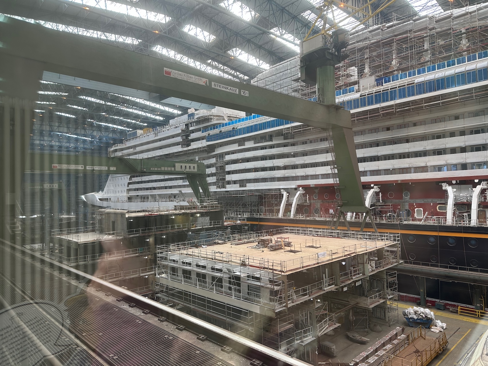 Zwei Kreuzfahrtschiffe im Bau in einer Werfthalle