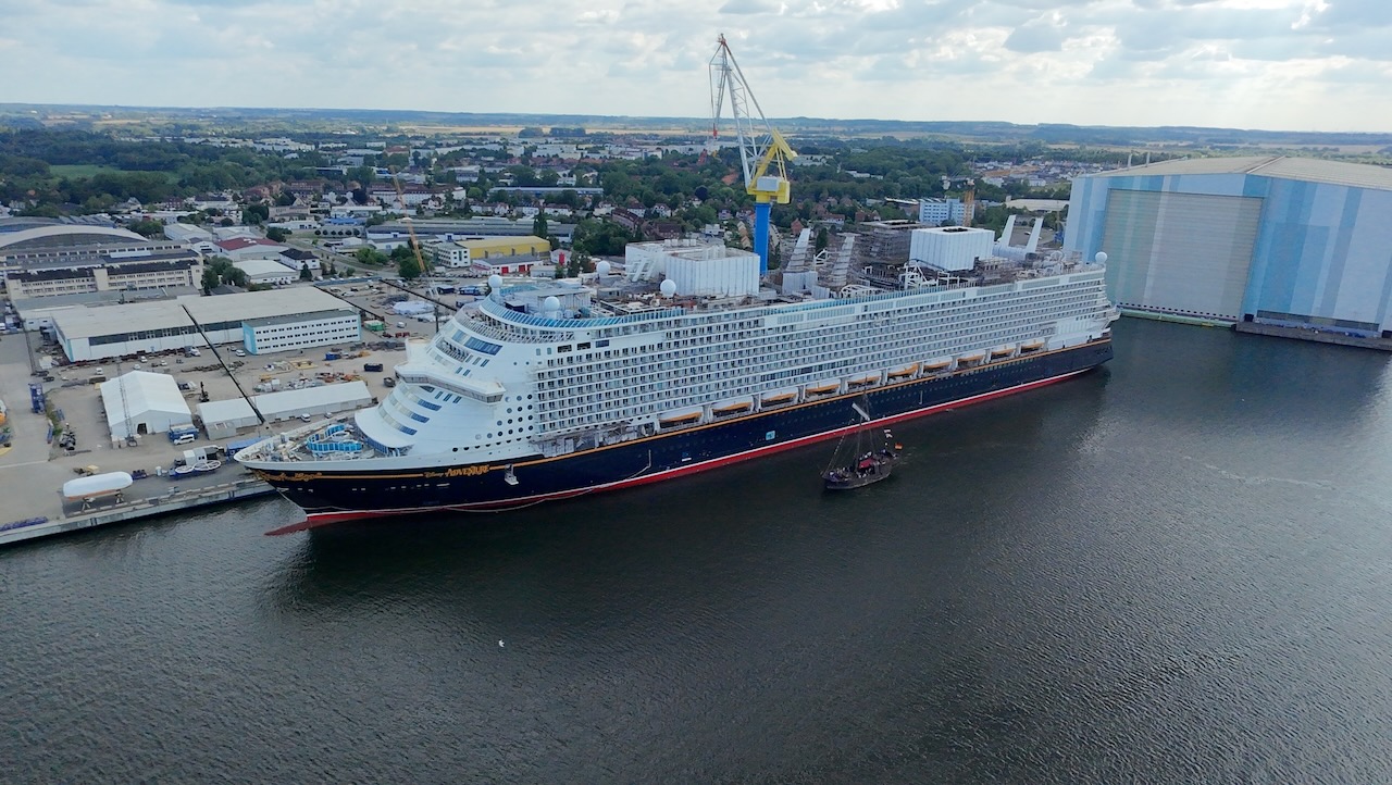 Disney Adventure am Werftkai in Wismar, fotografiert aus der Luft