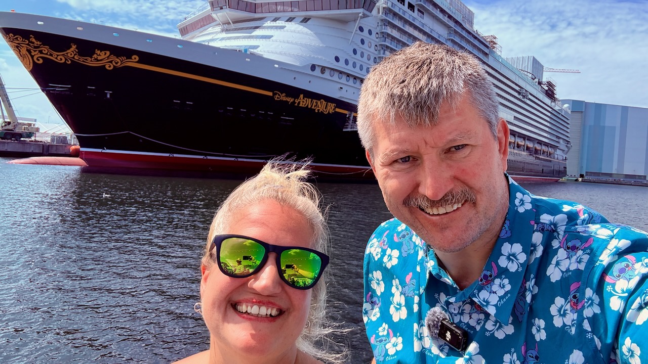 Zwei Personen vor der Disney Adventure am Werftkai in Wismar