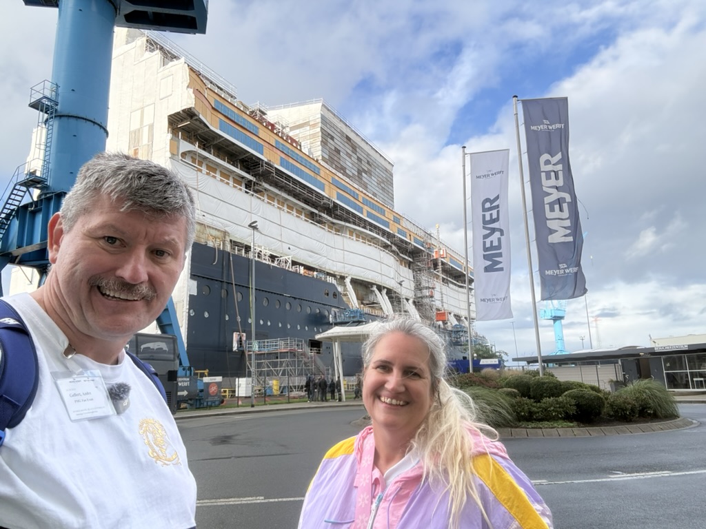 Stefanie und André vor einem Kreuzfahrtschiff im Bau an der Meyer Werft in Papenburg