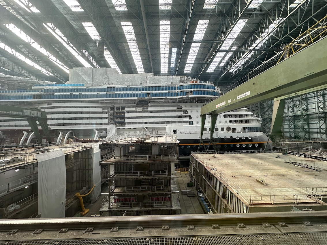 Disney-Schiffe im Baudock der Meyer Werft in Papenburg