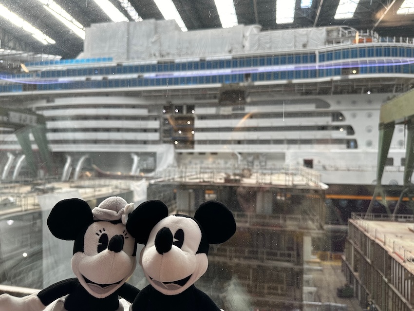 Ein Foto vom 31.3.2024, Halle 6, Meyerwerft Papenburg - im Vordergrund die Disney Destiny , mit Mickey und Minnie